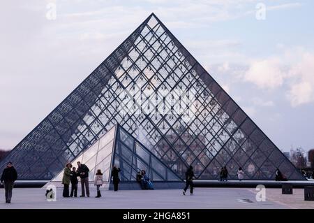 Cortile principale del Palazzo del Louvre, dove la Piramide del Louvre funge da ingresso principale al Museo del Louvre a Parigi, Francia. Foto Stock