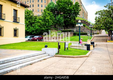 Hot Springs, USA - 4 giugno 2019: Grand Promenade in Hot Springs, Arkansas località estiva con acqua potabile pubblica fontana e donna riempimento pla Foto Stock