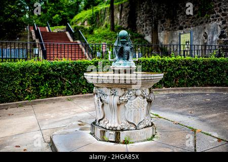 Hot Springs, USA - 4 giugno 2019: Parco nella piccola città di Hot Springs, estate dell'Arkansas con la statua della fontana pubblica di acqua potabile sul Grand Foto Stock