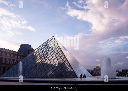 Cortile principale del Palazzo del Louvre, dove la Piramide del Louvre funge da ingresso principale al Museo del Louvre a Parigi, Francia. Foto Stock