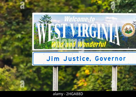 Wardensville, Stati Uniti d'America - 5 ottobre 2020: Benvenuto a West Virginia segno selvaggio e meraviglioso con le foto delle montagne e cielo blu dal confine della Virginia e Jim J. Foto Stock