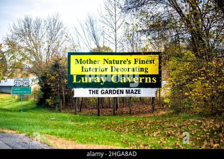 Shenandoah , Stati Uniti d'America - 27 ottobre 2020: Luray caverns strada segno pubblicità in Virginia per le formazioni rocciose delle stalagmiti della grotta e il labirinto del giardino in aut Foto Stock