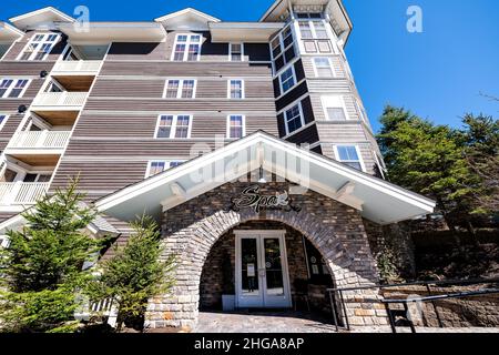 Racchette da neve, USA - 6 ottobre 2020: Facciata esterna dell'edificio moderno segno Spa presso il centro benessere Snowshoe per massaggi e relax nel West Virginia s. Foto Stock