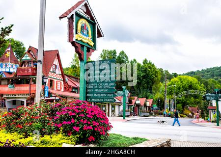 Helen, USA - 5 ottobre 2021: Helen, Georgia villaggio bavarese tradizionale tedesco architettura tetto e casa colorata e segno di direzione per restauran Foto Stock