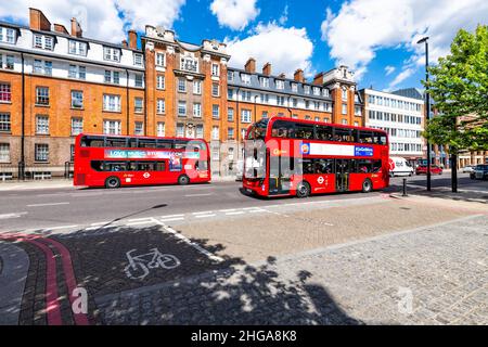 Londra, UK - 21 giugno 2018: Due autobus a due piani rossi sulla strada nel centro della città con cartello pubblicitario per studio di musica d'amore e Pizza Go Foto Stock