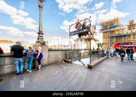 Londra, UK - 21 giugno 2018: Argine sul Tamigi e segnaletica per la stazione metropolitana di Westminster in estate e ponteggio di costruzione su case di Foto Stock