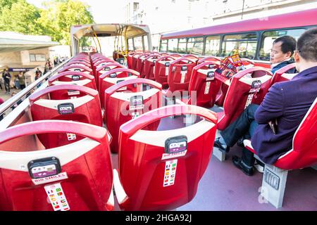 Londra, UK - 22 giugno 2018: Punto di vista pov in sella rosso Big Bus tour guidato con persone turisti a Londra estate e sedie vuote sedili lingua pro Foto Stock