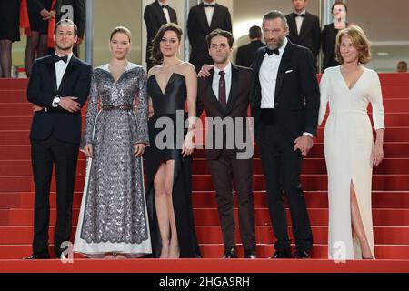 File photo - Vincent Cassel, Nathalie Baye, Xavier Dolan, Marion Cotillard, Lea Seydoux e Gaspard Ulliel partecipano alla proiezione 'Juste la fin du Monde' al Palais Des Festivals di Cannes, Francia, il 19 maggio 2016, nell'ambito del Festival del Cinema di Cannes 69th. – l’attore francese Gaspard Ulliel, diventato noto in tutto il mondo per aver giocato a Yves Saint Laurent nella biopsia del 2014, è morto all’età di 37 anni a causa di lesioni dovute a un incidente sciistico. Foto di Aurore Marechal/ABACAPRESS.COM Foto Stock