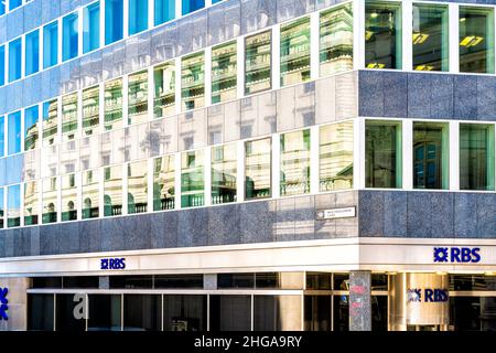 Londra, UK - 22 giugno 2018: RBS banca società vicino Central Bank of England architettura esterna con logo blu in centro sulla Threadneedle Street Bart Foto Stock