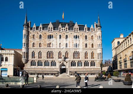 Leon, Spagna; dicembre 2021: Facciata del Palazzo Botines a Leon (Castilla y Leon), Spagna Foto Stock