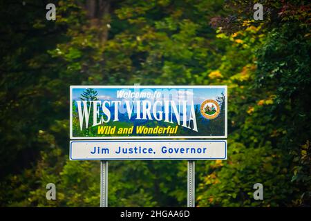 Wardensville, Stati Uniti d'America - 5 ottobre 2020: Benvenuto a West Virginia segno testo selvaggio e meraviglioso con le foto delle montagne e cielo blu dal confine della Virginia e. Foto Stock