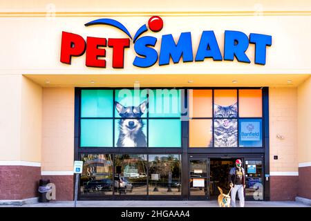 Myrtle Beach, USA - 8 febbraio 2021: PetSmart negozio facciata in strada in Carolina del Sud per le forniture di animali domestici cibo e ospedale animali Banfield Foto Stock