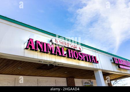 Sterling, USA - 13 marzo 2021: Loudoun County, Virginia ingresso esterno al Heritage Animal Hospital con nessuno primo piano di cartello per animali domestici veterinari Foto Stock