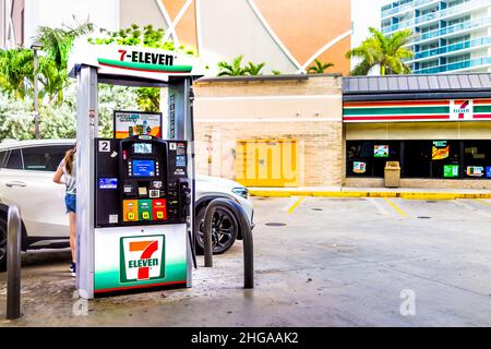 Miami, USA - 17 luglio 2021: Cartello per 7-Eleven o Seven Eleven catena di negozi e distributore di benzina con macchine a Miami, Florida Foto Stock