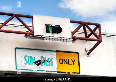 Miami, USA - 5 agosto 2021: SunPass con pedaggio solo Sun Pass senza segnale di cassa con semaforo verde sull'autostrada i-75 da Miami Fort Lauderdale a Napoli i. Foto Stock