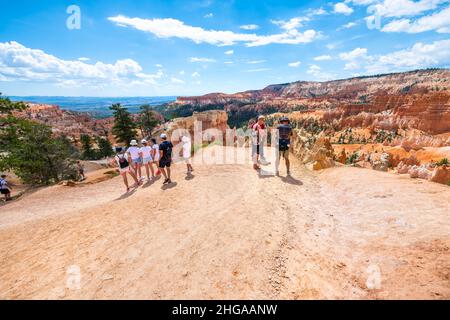 Bryce, USA - 2 agosto 2019: Persone Candid gruppo escursioni sul Queens Garden con il Navajo Loop Trail vicino Sunset Point al Bryce Canyon National Park in Foto Stock