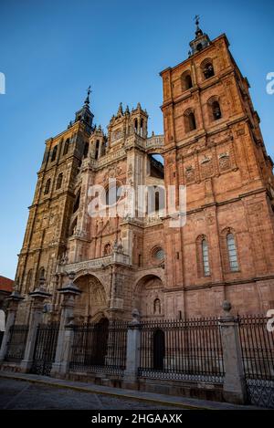 Facciata principale della Cattedrale di Santa Maria in stile rinascimentale e barocco di Astorga, Leon, Spagna Foto Stock