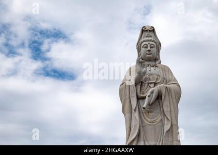 Kanchanaburi, Thailandia - Dicembre 2021: Statua buddista nella Cappella Kuang-im, un tempio buddista nuovo e incompiuto in stile cinese Foto Stock