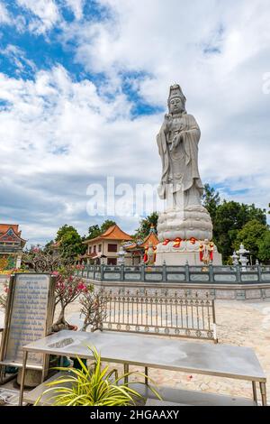 Kanchanaburi, Thailandia - Dicembre 2021: Statua buddista nella Cappella Kuang-im, un tempio buddista nuovo e incompiuto in stile cinese Foto Stock