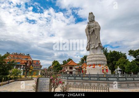 Kanchanaburi, Thailandia - Dicembre 2021: Statua buddista nella Cappella Kuang-im, un tempio buddista nuovo e incompiuto in stile cinese Foto Stock