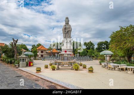 Kanchanaburi, Thailandia - Dicembre 2021: Statua buddista nella Cappella Kuang-im, un tempio buddista nuovo e incompiuto in stile cinese Foto Stock