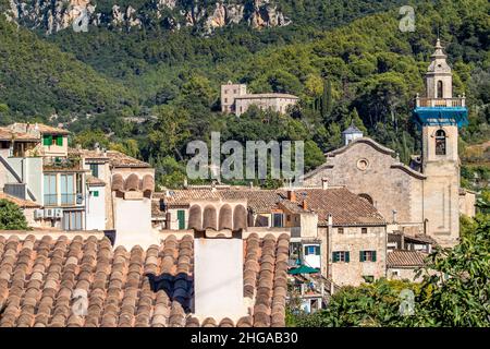 Villaggio di montagna Valldemossa in Serra de Tramuntana, Maiorca, Isole Baleari, Spagna, Con vista sulla chiesa parrocchiale Eglésia de Sant Foto Stock