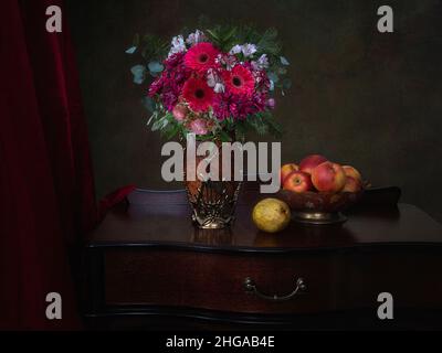 Natura morta con un bouquet di fiori e frutta di lusso Foto Stock