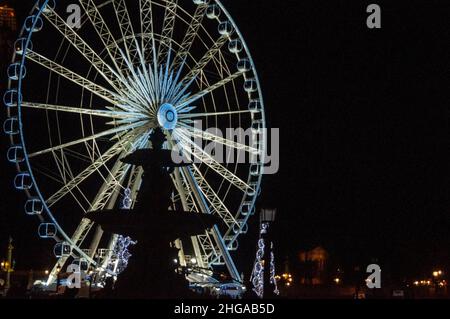 Fontaine Place De la Concorde e Grande Roue de Paris ruota ferris mobile a Parigi, Francia. Foto Stock