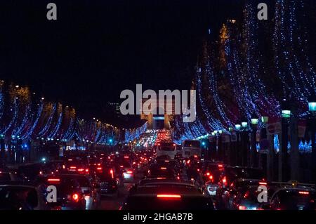 Champs-Élysées e Arco di Trionfo a Parigi, Francia. Foto Stock