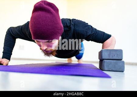 concetto di stile di vita sano - l'uomo che fa le esercitazioni nel paese Foto Stock