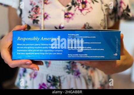 Napoli, Stati Uniti d'America - 25 agosto 2021: Primo piano brand sign di forchette per flatware americane Made in America cucchiai da tavola Liberty con confezione da donna in scatola Foto Stock