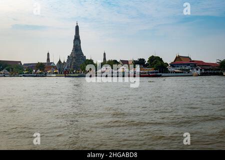 Wat Arun, un tempio buddista a Bangkok dal fiume Chao Phraya, Thailandia. Il quartiere centrale di Wat Arun è tra i luoghi di interesse più conosciuti della Thailandia Foto Stock