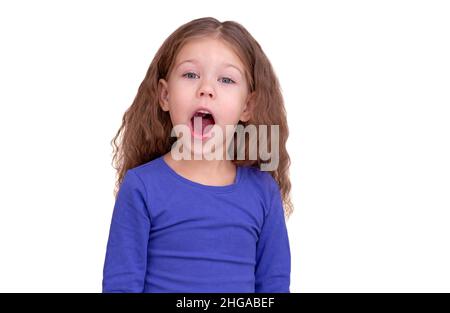 Bambino cantante con bocca aperta larga isolato su sfondo bianco guardando la telecamera in vita su caucasica bambina di 5 anni in blu Foto Stock