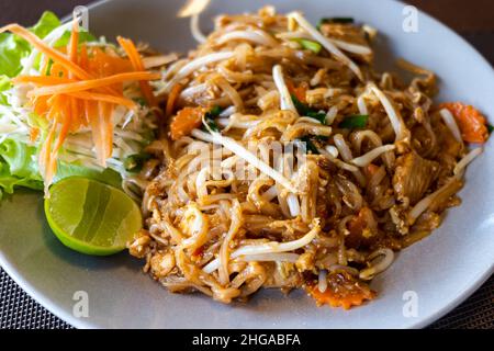 Pad Thai, noodle fritto in stile thailandese con pollo. Primo piano della cucina thailandese con focus selettivo Foto Stock