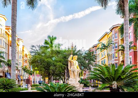 Napoli, USA - 13 settembre 2021: Napoli, Florida Bayfront strada condominio architettura edificio colorato multicolore paesaggio urbano con acqua fontana stat Foto Stock