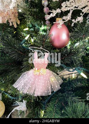 Primo piano di un abito rosa ballerina su un ornamento di Natale con hangar su albero di vacanza Foto Stock