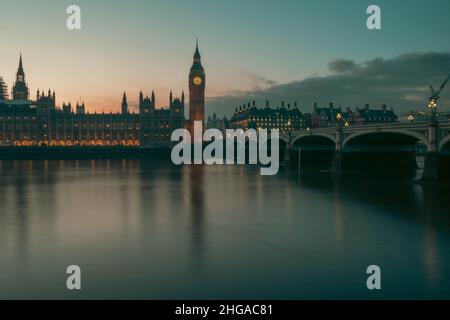 Il Palazzo di Westminster è il luogo d'incontro sia per la Camera dei Comuni che per la Camera dei Lord, le due case del Parlamento del Regno Unito Foto Stock