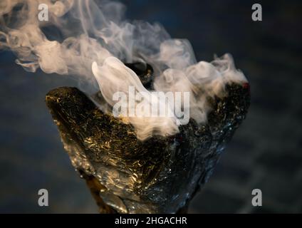Frankincense fumo in un bruciatore, provincia Mecca, Jeddah, Arabia Saudita Foto Stock