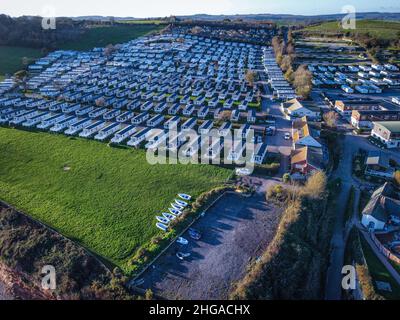 Parco delle vacanze pieno di carovane statiche a Ladram Bay Foto Stock