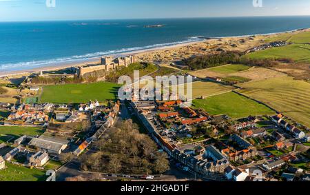 Vista aerea dal drone del Castello di Bambburgh e dal villaggio di Bambburgh, Northumberland, Inghilterra, Regno Unito Foto Stock