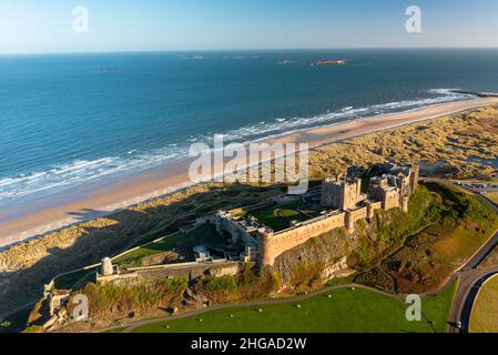 Vista aerea dal drone di Bambburgh Castle, Bambburgh, Northumberland, Inghilterra, Regno Unito Foto Stock