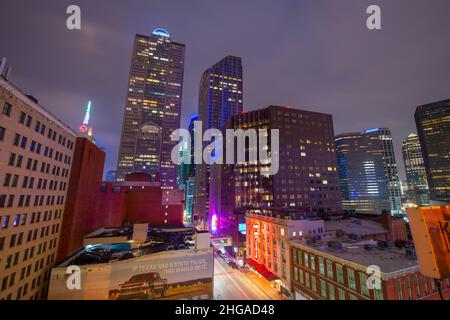 Il moderno skyline cittadino di Dallas di notte include la Comerica Bank Tower al 1717 Main Street e l'edificio 1700 Pacific Avenue nel centro di Dallas, Texas, Texas, U. Foto Stock