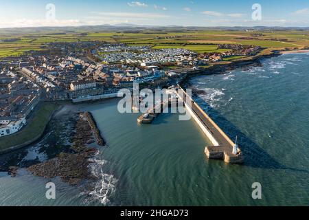 Vista aerea dal drone del porto di pesca Seahouses a Northumberland, Inghilterra, Regno Unito Foto Stock
