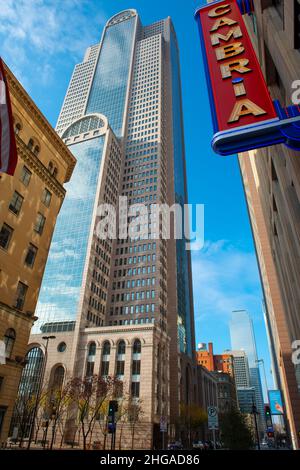 La Comerica Bank Tower, nota anche come Chase Center, è un grattacielo postmoderno a 60 piani situato sulla 1717 Main Street nel centro di Dallas, Texas, Texas, Stati Uniti. Foto Stock