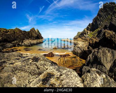 Rocce sulle spiagge della costa asturiana Foto Stock