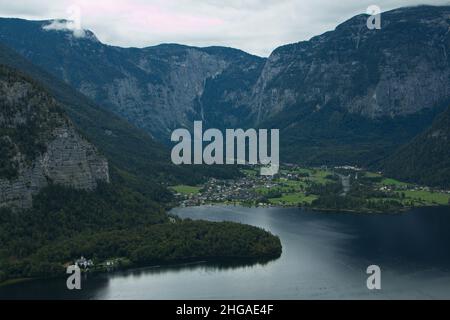 Vista di Obertraun, Hallstatt e del Lago Hallstatt dal Hallstatt Skywalk in alta Austria, Europa Foto Stock