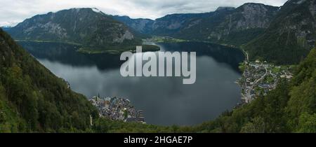 Vista di Obertraun, Hallstatt e del Lago Hallstatt dal Hallstatt Skywalk in alta Austria, Europa Foto Stock