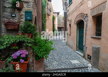 Via della cittadina di Anguillara Sabazia sul Lago di Bracciano, Lazio, Italia Foto Stock