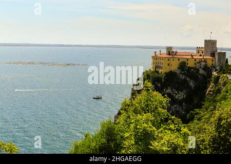 Castello di Duino, nei pressi di Trieste, Italia. Foto Stock