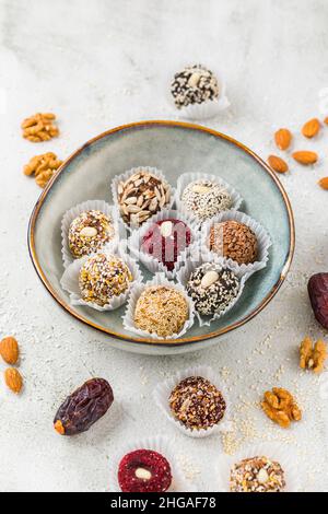 Caramelle vegane a base di noci e frutta secca. Sfera di energia. Spazio di copia Foto Stock